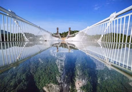 Cây cầu như vô hình để khách du lich nhìn thấy khung cảnh sâu hun hút bên dưới.