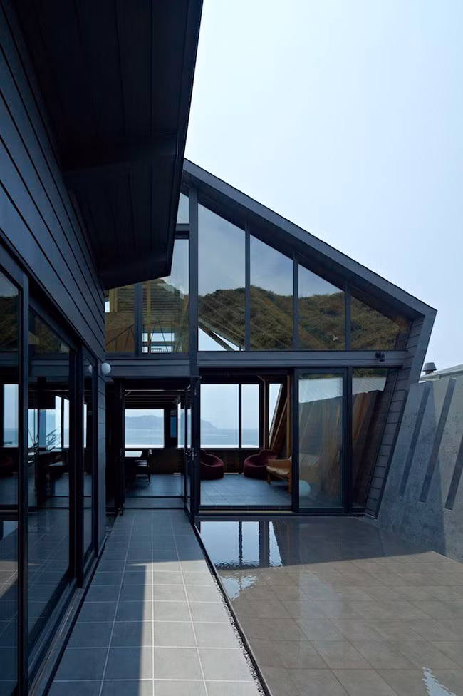 Điểm nhấn của ngôi biệt thự chính là một sân trung tâm được bao quanh bởi phòng khách và các phòng phụ.