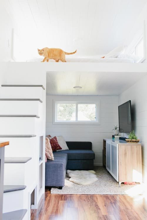 Phòng ngủ của hai vợ chồng được bố trí trên gác xép.