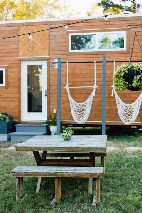 Bộ bàn ghế, xích đu đều luôn "có đôi", chắc hẳn sẽ khiến Kelly và Canaan thoải mái tận hưởng.