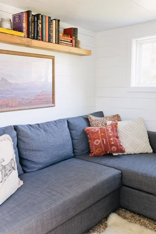 Bộ ghế này có thể mở ra thành giường làm không gian ngủ cho những vị khách ghé thăm ngôi nhà muốn ở lại qua đêm.