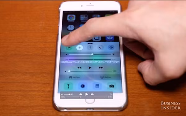 Đầu tiên, hãy đặt điện thoại vào chế độ Airplane. Bằng cách này, iPhone của bạn sẽ không tiêu tốn điện năng vào việc gửi nhận thông báo, tin nhắn hoặc tìm kiếm tín hiệu trong quá trình sạc.