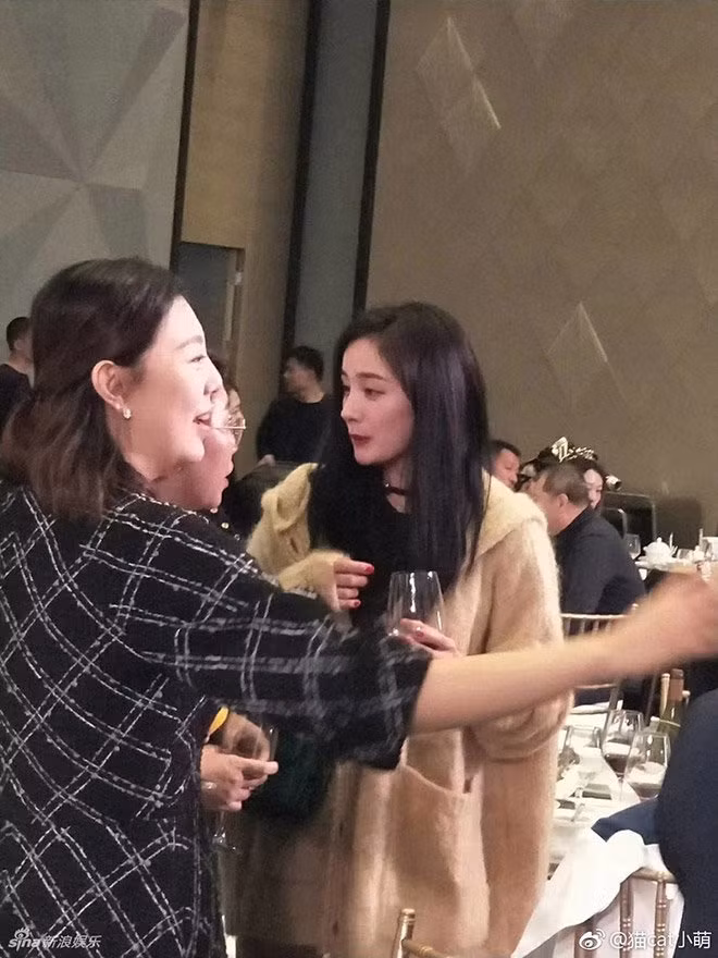 Đặc biệt, trong bữa tiệc, Dương Mịch khá thân thiện và thoải mái khi còn tiếp khách rất vui vẻ. Cô cũng rất thân thiện với tất cả mọi người.