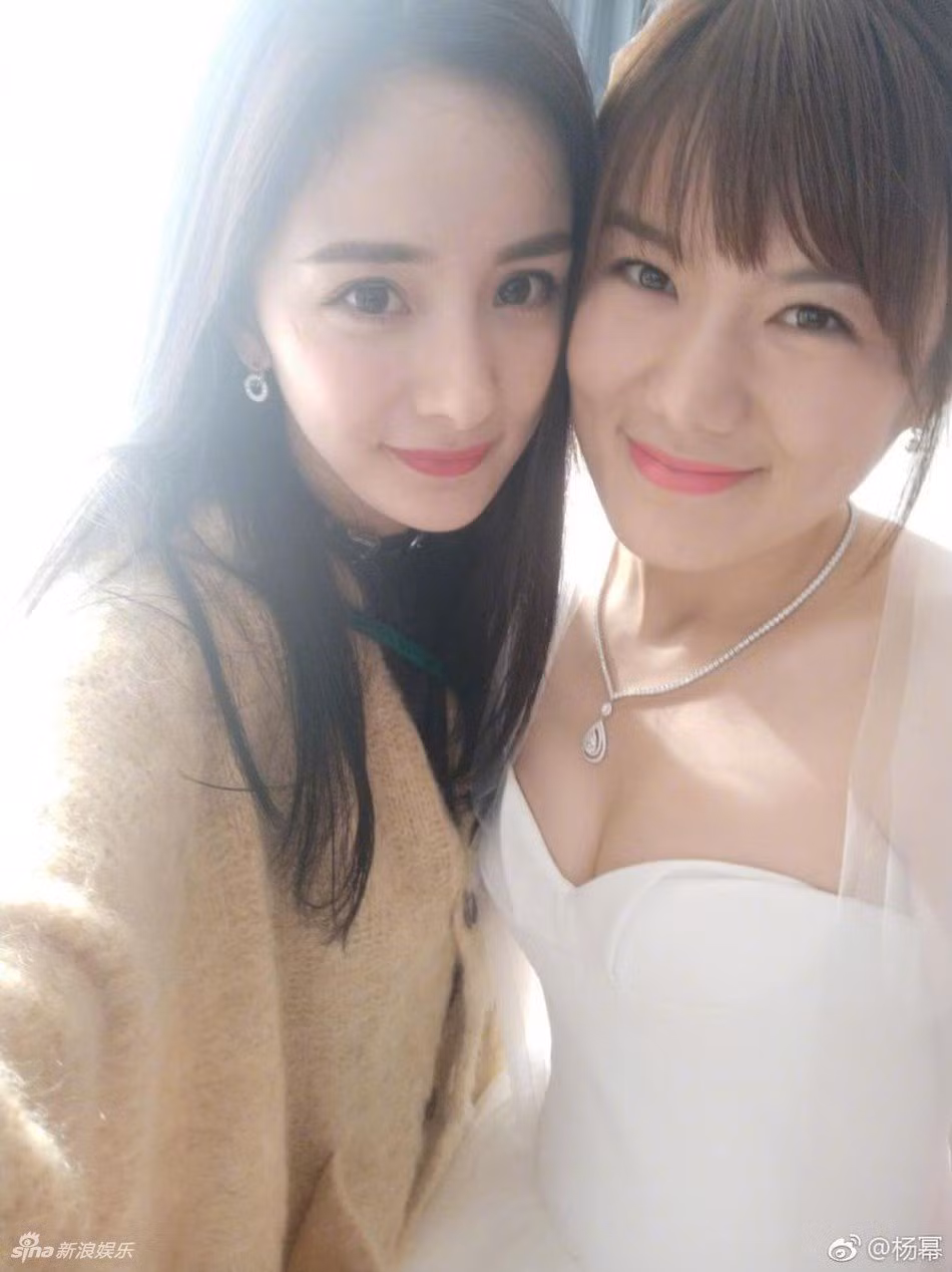 Nữ diễn viên có phần lấn át khi chụp hình chung cùng cô dâu.