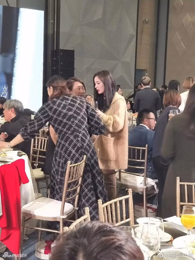 Ngày 11/11 vừa rồi là đám cưới quản lý cũ của Dương Mịch - Nghiêu Nghiêu. Để thể hiện tình cảm của cô dành cho nữ quản lý, Dương Mịch đã tới dự đám cưới từ khá sớm. Sự xuất hiện của bà xã Lưu Khải Uy nhanh chóng gây chú ý với tất cả mọi người.