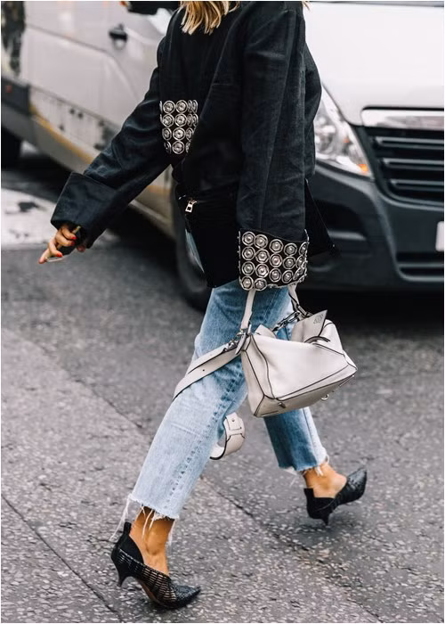 2. Chọn một đôi giày lạ mắt hơn thông thường Giày cao gót đen, sandal kiểu ankle strap (sandal quai mảnh buộc dây ở cổ chân) hay giày bệt có phải là món đồ cô nàng nào cũng có không? Chính vì vậy nên cô nàng nào cũng sẽ giống bất kì cô nàng nào trong văn phòng.