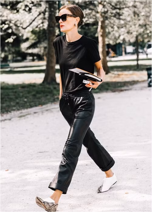 Chọn cho mình một đôi giày lạ mắt hơn, cả kiểu dáng và màu sắc, bạn sẽ thấy mình mặc đẹp hơn rất nhiều.