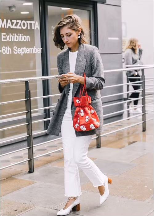 3. Phong cách menswear Năm nay những bộ suit đang lên ngôi, và chính là dịp hoàn hảo để diện những bộ đồ phong cách menswear - khoẻ khoắn và vẫn ngọt ngào. Nhất là những bộ suit hoạ tiết plaid hay màu pastel như hồng, cam... sẽ biến phong cách công sở của bạn thành phong cách của một fashionista đích thực.