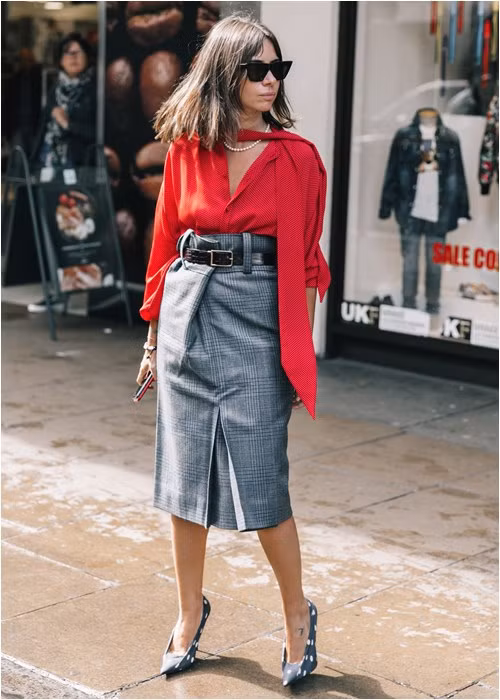 4. Cuộc chơi của những chiếc sơ mi sắc màu Vàng mù tạt, hồng, đỏ, hoạ tiết sặc sỡ... sẽ biến thời trang văn phòng của bạn trở thành cuộc chơi màu sắc và ngập tràn ánh nắng mùa hè giữa ngày đông lạnh lẽo.