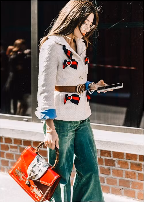 1. Mạnh dạn từ bỏ áo blazer đen quen thuộc Chiếc áo blazer đen vốn là chìa khoá mặc đẹp có thể kết hợp với mọi món đồ để tạo ra 1001 phong cách, nhưng cũng là món đồ có thể giết chết thẩm mỹ mặc đẹp tới văn phòng nếu bạn quá ỷ lại vào chúng.