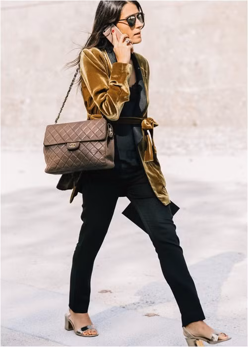 5. Những chất liệu lạ như nhung, vải bóng... Không phải tín đồ của các màu sắc và hoạ tiết, vẫn chỉ thích màu trắng/đen nhưng lại vẫn muốn phá cách, thì có cách nào tuyệt hơn chọn một chất liệu lạ mắt không? Vải nhung hay vải khaki bóng đang rất được ưa chuộng năm nay, và đó chính là ứng cử viên hoàn hảo cho công cuộc thay đổi phong cách bạn đang tìm kiếm.