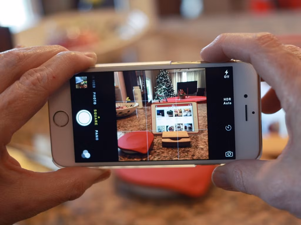 Chụp ảnh với nút âm lượng: Người dùng có thể sử dụng nút âm lượng để chụp ảnh. Điều này sẽ đơn giản hơn rất nhiều so với việc cố gắng ấn nút chụp hình sau khi tạo dáng. Đa số các điện thoại Android hoặc iOS trên thị trường có hỗ trợ tính năng này.