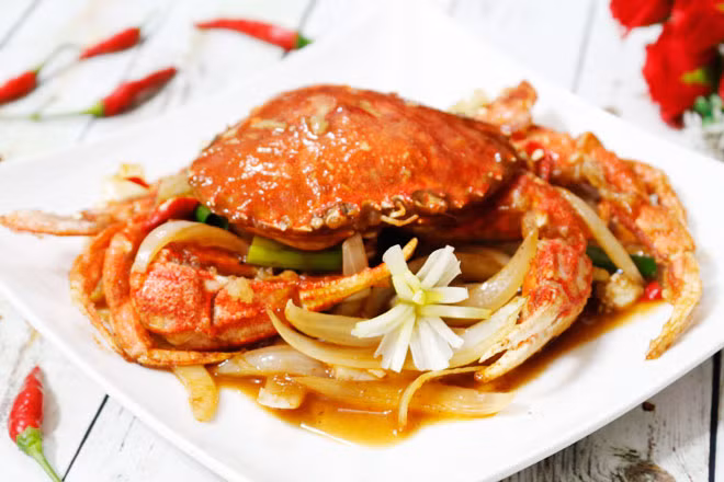 Bước 6: Tiếp theo bạn cho ghẹ vào cùng rồi đổ bát nước sốt me rưới đều lên ghẹ, nấu cho sôi nước sốt me hơi sệt lại thì rắc hành lá vào là tắt bếp. Bày ghẹ sốt me ra đĩa để thưởng thức.