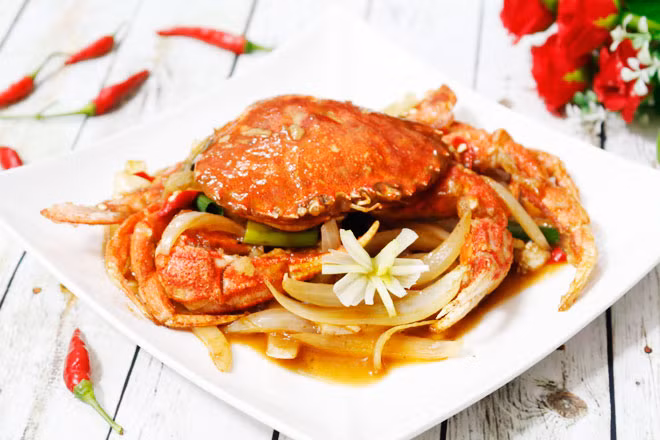 Chuẩn bị nguyên liệu cho món Ghẹ sốt me: - 2 con ghẹ - 1/2 củ hành tây - 1 củ tỏi - Vài nhánh hành lá - 2-3 thìa bột năng - Ớt, nếu thích ăn cay - Dầu ăn - Gia vị sốt me: 2 thìa đường, 2 thìa nước cốt me, 1 thìa nước mắm, 1 thìa tương cà, 2 thìa nước, 1 thìa rượu trắng, 1 xíu tiêu, bột nêm, xíu muối.