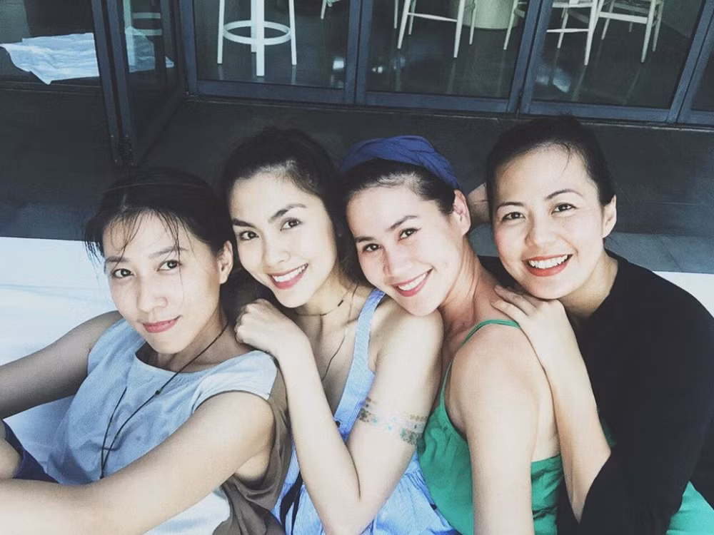 Dù khá kín tiếng nhưng khán giả hâm mộ vẫn cập nhật được thông tin của Tăng Thanh Hà qua facebook cá nhân. Bên cạnh việc kinh doanh và chăm lo cho gia đình, nữ diễn viên cũng dành thời gian riêng cho bản thân, đi chơi cùng bạn bè.