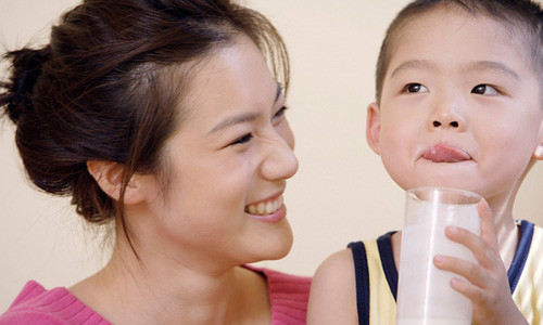 Co nen cho be uong sua vao buoi toi khong?