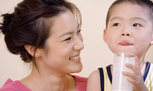 Co nen cho be uong sua vao buoi toi khong?