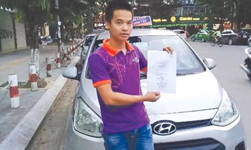 Xu phat lai xe khong mang giay to goc: Bo nganh lung tung