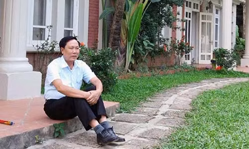 Chuyen xe thot tim dua vo hang xom di de trong mua bao