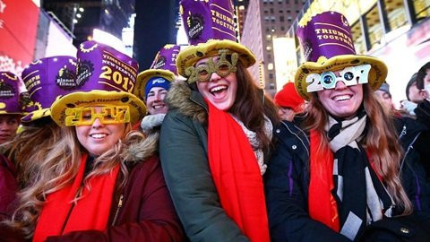 6. Tiệc Giao thừa tại khách sạn ở Quảng trường Thời Đại - Giá: 1,2 triệu USD Không ở đâu có tiệc giao thừa lớn như New York. Bạn có thể trải nghiệm bữa tiệc riêng tư chỉ có 300 người trên tầng cao nhất của khách sạn The Knickerbocker, nằm ở quảng trường Thời Đại. Khách sẽ được thưởng thức đồ uống, bữa tối cao cấp, DJ chơi nhạc riêng và ngủ trong 150 phòng cao cấp.