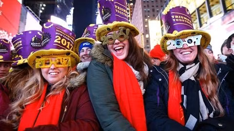 6. Tiệc Giao thừa tại khách sạn ở Quảng trường Thời Đại - Giá: 1,2 triệu USD Không ở đâu có tiệc giao thừa lớn như New York. Bạn có thể trải nghiệm bữa tiệc riêng tư chỉ có 300 người trên tầng cao nhất của khách sạn The Knickerbocker, nằm ở quảng trường Thời Đại. Khách sẽ được thưởng thức đồ uống, bữa tối cao cấp, DJ chơi nhạc riêng và ngủ trong 150 phòng cao cấp.