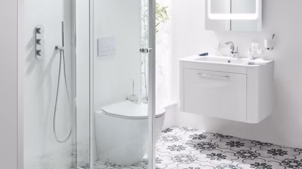 Phòng tắm nhỏ với ưu thế có ánh sáng tự nhiên ngập tràn, đừng ngần ngại chọn lựa toàn bộ màu nền và nội thất với màu trắng tinh khôi. Không gian thư giãn hàng ngày của gia đình vẫn đẹp miễn chê khi được ốp sàn với hoa văn đen nền trắng trang nhã.