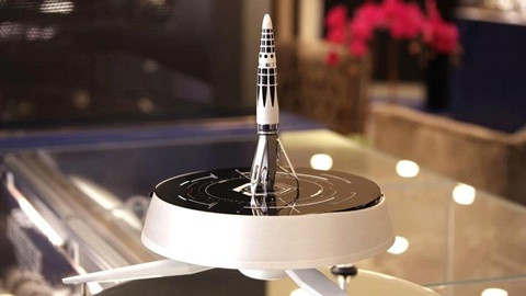 2. Bút hình "tên lửa" - Giá: 19.900 USD Những người đam mê không gian sẽ thích Astrograph. Sản phẩm này là sự hợp tác giữa công ty Caran d'Ache - chuyên sản xuất bút và công ty chuyên sản xuất đồng hồ MB&amp;F. Món quà xa xỉ do bọc bằng kim loại quý và được tạo nên từ 99 chi tiết nhỏ.