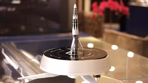 2. Bút hình "tên lửa" - Giá: 19.900 USD Những người đam mê không gian sẽ thích Astrograph. Sản phẩm này là sự hợp tác giữa công ty Caran d'Ache - chuyên sản xuất bút và công ty chuyên sản xuất đồng hồ MB&amp;F. Món quà xa xỉ do bọc bằng kim loại quý và được tạo nên từ 99 chi tiết nhỏ.