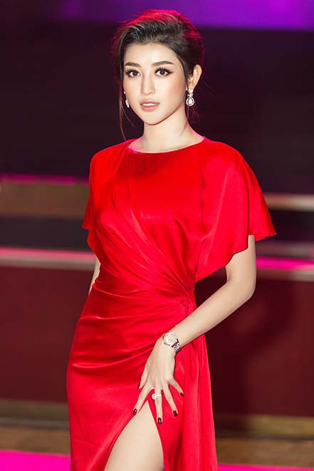 Trông Huyền My giống như nữ hoàng kiêu kì trước ống kính máy ảnh.