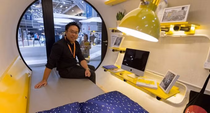 Phòng khách của căn hộ được thiết kế với chiếc sofa tiện tích, có thể mở rộng để tạo thành giường ngủ. Đồng thời, trong phòng còn bố trí các loại tủ và kệ với thiết kế riêng biệt để phù hợp với diện tích hẹp và độ cong của căn hộ.