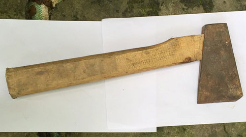 Chiếc búa mà nghi phạm Võ Văn Nang Lớn dùng đánh chết vợ. Ảnh: T.L