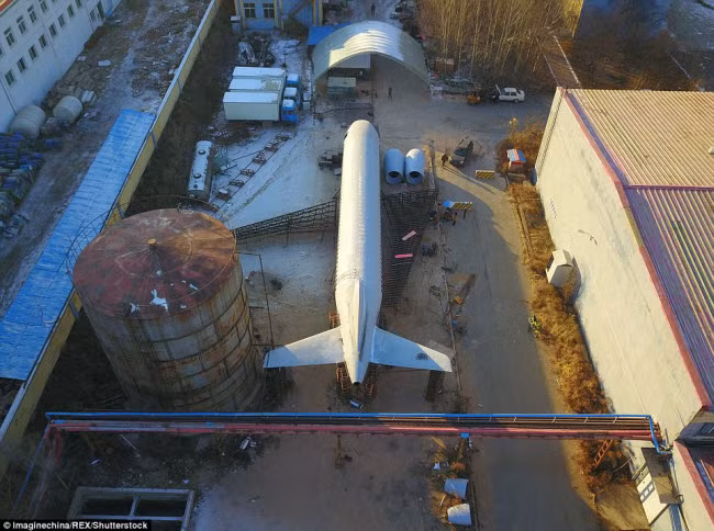 Với chiều dài 37,7 m và sải cánh 35,8 m, mô hình máy bay của anh Zhu có kích thước giống hệt một chiếc A320 thật.