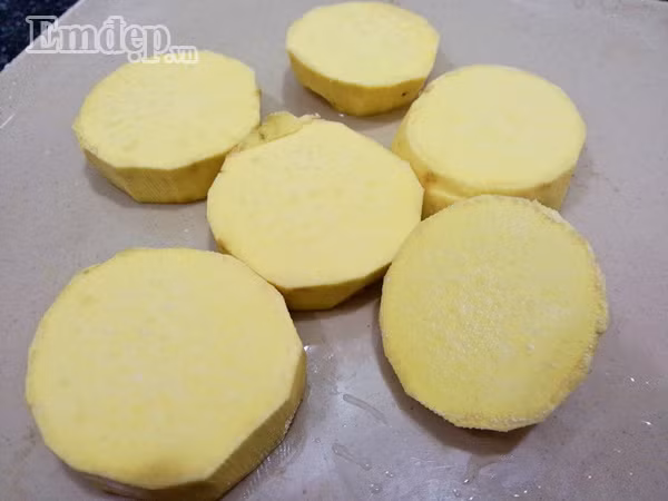 Cách làm món bánh khoai tạo hình người trong tuyết như sau: Bước 1: Khoai lang gọt vỏ rửa sạch rồi cắt thành từng miếng vừa phải và cho vào nồi hấp chín.