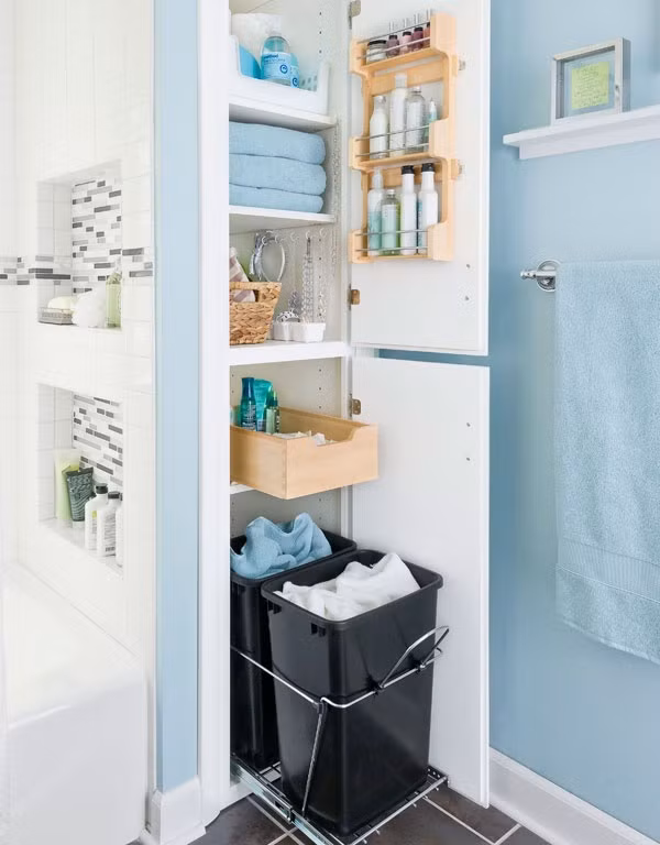 Tận dụng ngay khoảng tường nho nhỏ để bố trí hệ thống kệ tủ bên trong và rãnh trượt để tăng thêm diện tích lưu trữ. Không gian thư giãn cũng nhờ đó mà rộng hơn, đẹp hơn so với cách bài trí thông thường.