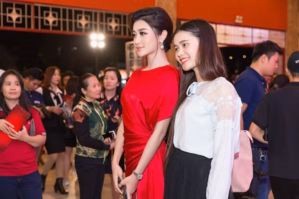 Không giống với hình ảnh thiếu thân thiện mà Huyền My mới vướng phải ồn ào trước đó, lần xuất hiện mới này, cô nàng rất cởi mở và thoải mái tạo dáng chụp hình cùng fan.