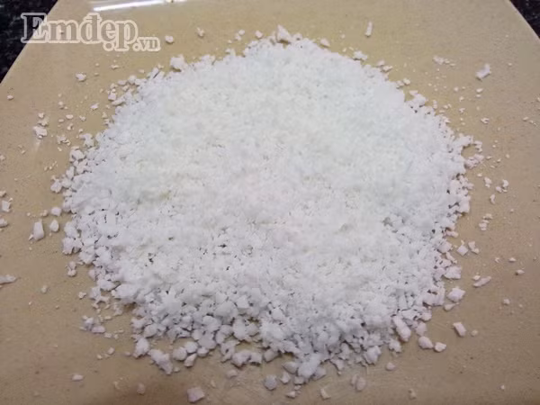 Bước 3: Dừa bào thành từng vụn nhỏ.