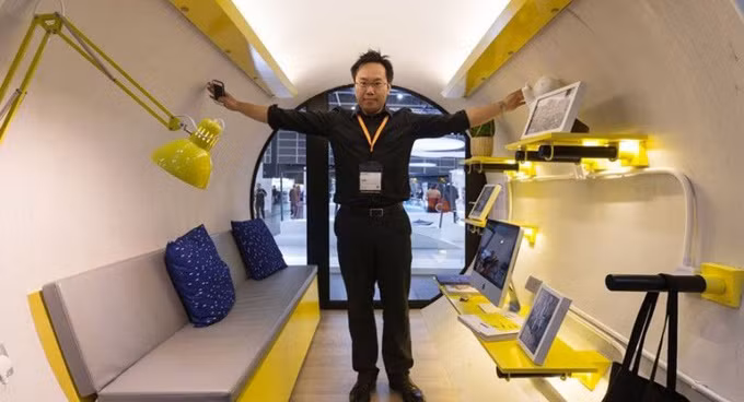 Theo nhà thiết kế của căn hộ này, ông Jonathan Kong, ý tưởng này xuất phát từ nhu cầu nhà ở của những người dân sống tại thành phố đắt đỏ bậc nhất thế giới như Hong Kong. Tại đây giá nhà ở vô cùng cao, vì thế nhiều người phải sống trong những căn hộ rất chật chội.