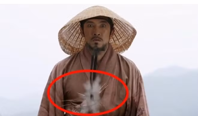 Trong phim cổ trang Tay súng Chosun, cảnh quay nhân vật phản diện bị bắn vào bụng. Tuy nhiên, hình ảnh lại cho thấy không có máu mà chỉ giống như bắn pháo hoa vào tường thành.