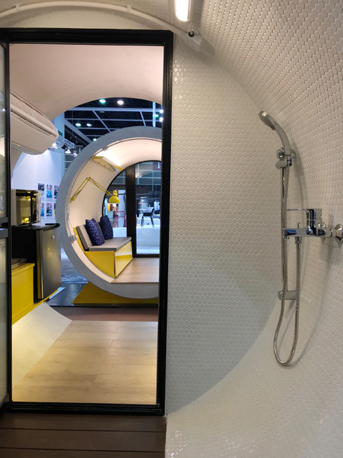 Không gian nhà tắm nhỏ, nhưng vẫn đầy đủ công năng đảm bảo cho việc vệ sinh và tắm rửa hàng ngày. Phòng tắm sử dụng sàn gỗ và phần tường ốp đá trắng sáng sủa, sạch sẽ.