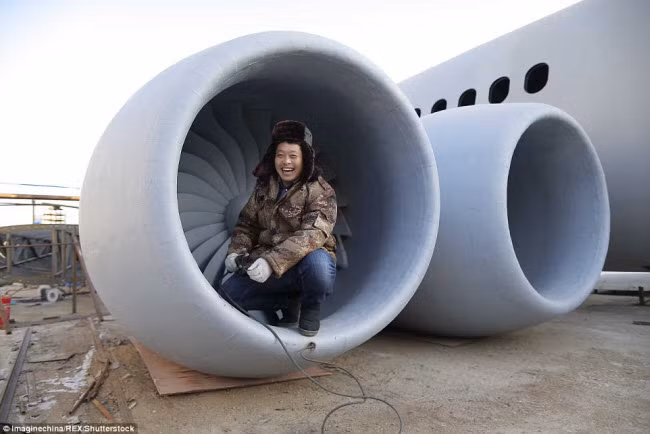 Zhu tự tìm hiểu về cách thiết mô hình máy bay trước khi bắt tay vào xây dựng nó.