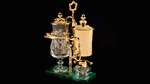 3. Máy pha cà phê mạ vàng - Giá: 15.500 USD - 24.000 USD Công ty Royal đã tung ra dòng sản phẩm máy pha cà phê mạ vàng. Đây là sản phẩm được làm thủ công do nhà điêu khắc bậc thầy Jean Luc Rieutort thực hiện.