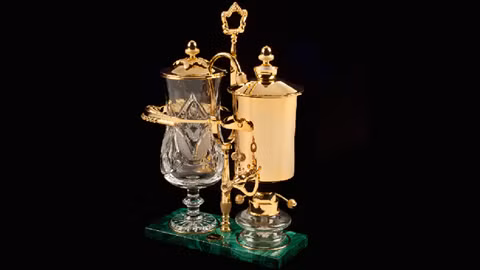 3. Máy pha cà phê mạ vàng - Giá: 15.500 USD - 24.000 USD Công ty Royal đã tung ra dòng sản phẩm máy pha cà phê mạ vàng. Đây là sản phẩm được làm thủ công do nhà điêu khắc bậc thầy Jean Luc Rieutort thực hiện.