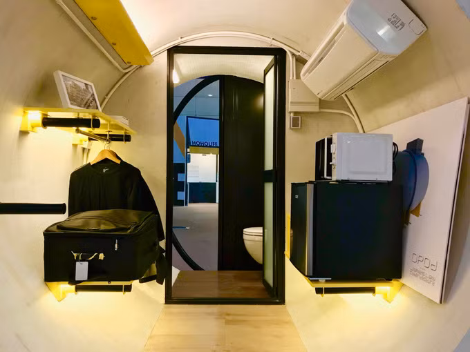 Bên ống cống thứ 2 là không gian bếp nhỏ gọn với cả tủ lạnh và các giá treo để cất gọn quần áo và một vài đồ đạc. Nhà tắm cũng được bố trí tại đây.