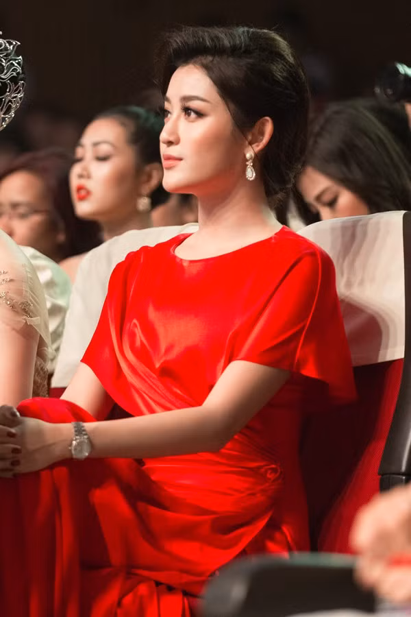 Hình ảnh Huyền My trong cuộc thi. Người đẹp diện đầm đỏ rực rỡ kết hợp phụ kiện là đồng hồ Rolex và nhẫn kim cương sang chảnh.