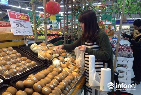 Người tiêu dùng chọn mua lê Hàn Quốc giá "sốc" 49.000 đồng.