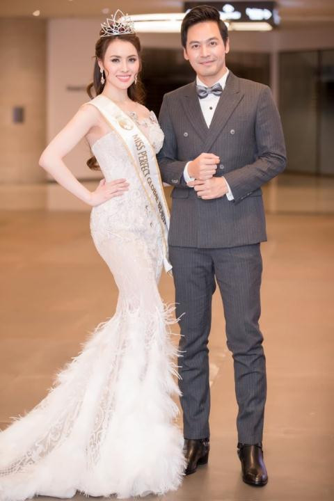 MC Phan Anh và thí sinh Thư Dung tại cuộc thi.