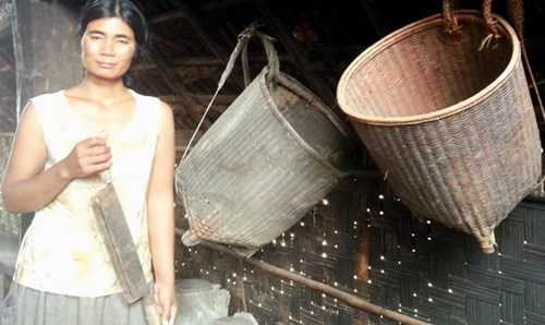 Đến tuổi 45 năm, H’Moan vẫn ở một mình vì không có tiền để bắt chồng.