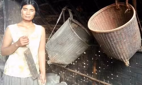 Đến tuổi 45 năm, H’Moan vẫn ở một mình vì không có tiền để bắt chồng.