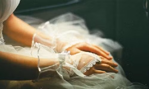 Bi lot sach vang cuoi vi me chong lo “am” tien co