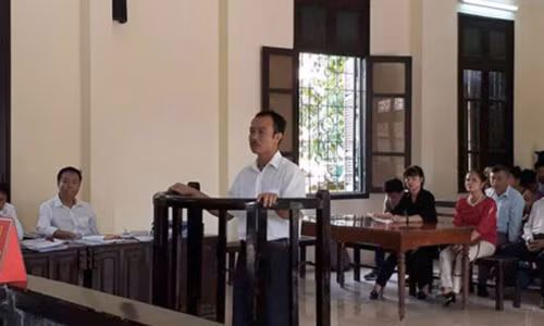 Dam chet dong nghiep khi choi ba cay: Cu mo phien toa thi... om